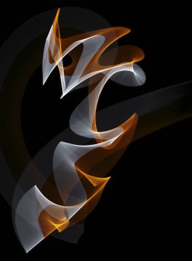 Turuncu-sarı-beyaz çizgi - siyah arka plan üzerine ışık tarafından boyalı şerit kıvrık. Doğaçlama ışıkla boyama.