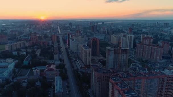 飞越城市醒来黎明 — 图库视频影像