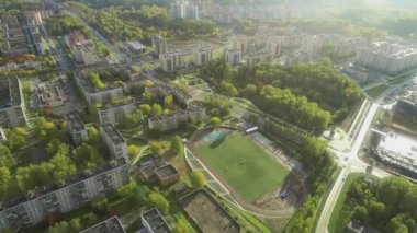 Yaz güneşli şehrin üzerinde uçan