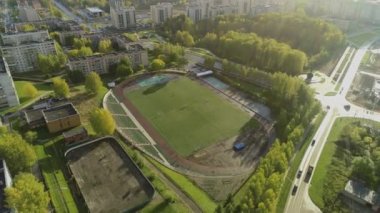 Şehir yaz güneşli stadyum üzerinde uçan