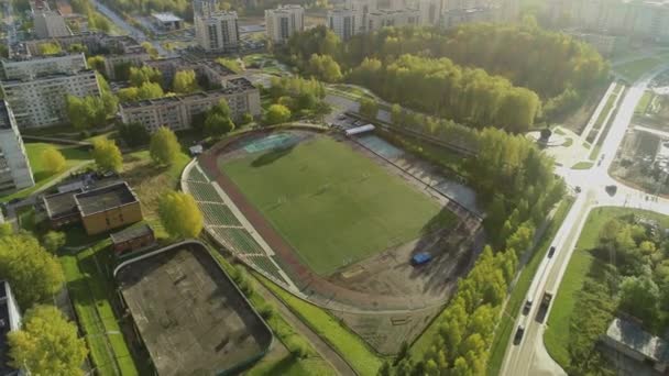 Vliegen over het stadion in de stad van zonnige zomer — Stockvideo