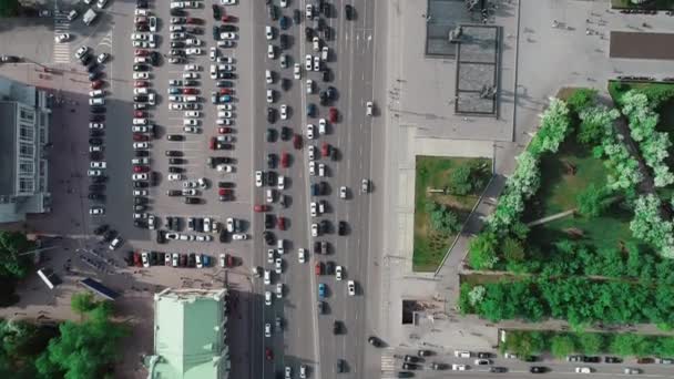 空中观光车免费泊车位.在现代城市的停车场上，从空中俯瞰着无人驾驶车辆的移动和站立。车辆交通和泊车的概念。城市充满了汽车，城市生态 — 图库视频影像