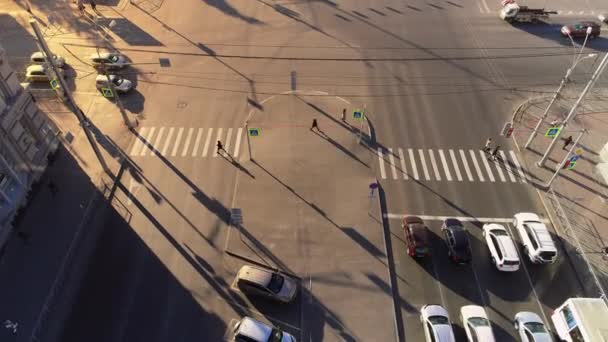 Atravessamento de pedestres em uma rua da cidade com carro de densidade de tráfego. Tiro de ângulo alto. As pessoas caminham em uma cidade grande à noite ou de manhã. Marcação zebra estrada — Vídeo de Stock