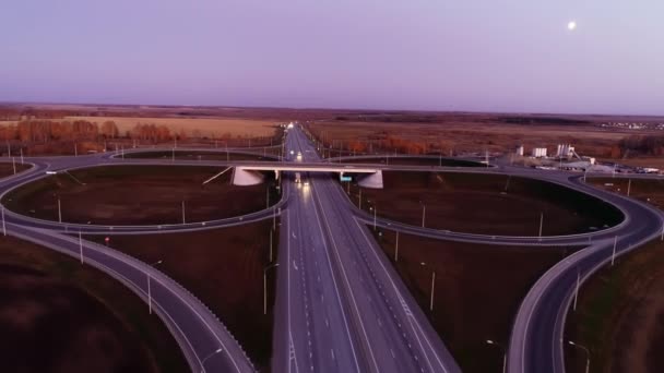 Otoyol boyunca giden kamyonlar. Günbatımında Highway Top View. Arabalar asfalt yol boyunca gider. Drone videosu — Stok video