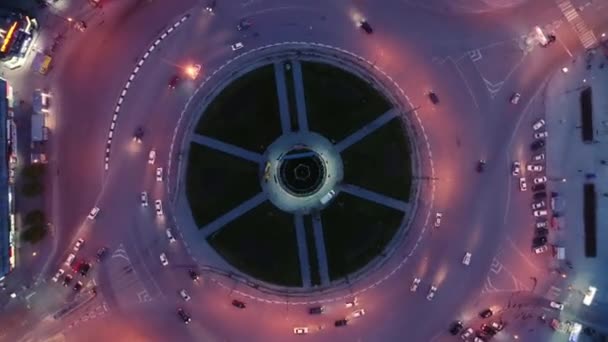 Hyperlapse Zeitraffer des nächtlichen Stadtverkehrs. Drohnen kreisen über die Kreuzung. Schöne nächtliche Beleuchtung. Flug über die Stadt. Kreisverkehr. Straßen bilden in der Architektur einen Kreis. Blick von oben. — Stockvideo
