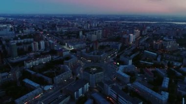 Akşam şehir merkezinin havası, gün batımında şehir manzarası. Çemberin kesiştiği yerdeki trafiğin havadan görüntüsü. İHA kavşağa iniyor. Trafik çemberi. Yollar mimaride bir çember oluşturur.