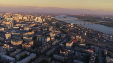 Nehirdeki güzel, huzurlu bir şehrin hava videosu. Şehrin sanayi bölgeleri. İkamet bölgesi. Konut tipi bir şehir. Metropolis 'in akşam manzarası. 4K