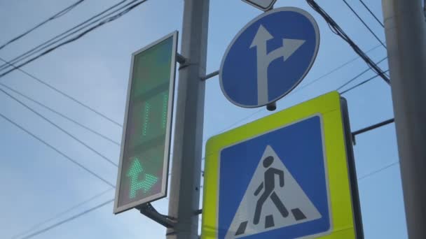 Trafikljus närbild i staden. Grön färg på trafikljuset. Blå himmel — Stockvideo