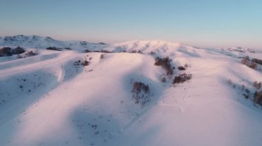 Kış manzarası, güzel karlı dağlar. Kuzey manzarasına yakın bir yerde. Gün doğumunda karla kaplı tepeler ve dağlar. Soğuk hava. Mount 'ın hava görüntüleri.