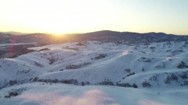 Kış manzarası, güzel karlı dağlar. Kuzey manzarasına yakın bir yerde. Gün doğumunda karla kaplı tepeler ve dağlar. Güneş ufukta belirdi. Soğuk hava. Mount 'ın hava görüntüleri.