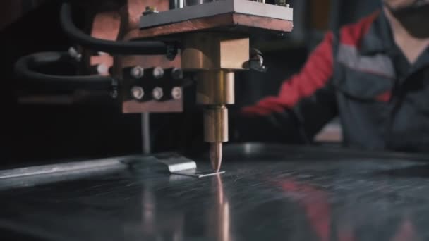 Un ingeniero profesional trabaja con una lámina de metal. Artesano, soldador o cerrajero. Las chispas vuelan en el proceso de trabajo, de cerca. Master en trabajo con metal en producción. Máquina metalúrgica — Vídeo de stock