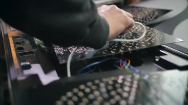 İşçi, trafik ışığı mikro devrelerini üretim alanında monte ediyor. Yakın plan. LED matris, ışık bloğu, enerji tasarrufu sağlayan trafik ışıkları, elektronik. Trafik ışıklarının onarımı ve montajı.