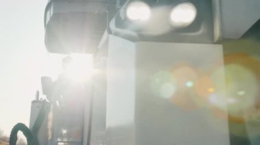 Novosibirsk bölgesi, 3 Ağustos 2020. Değirmen ve öğütme makinesi kullanan bir yol işçisi güneşte çalışır. Yol tamiri. Yol yapımı makineler. Güzel güneş parlıyor.