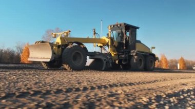 3D GPS sistemi olan bir not. Uydu navigasyonu. Yeni bir yol inşaatı için toplu inşaat malzemesi. Yol yüzeyi tamiri. Yol yapımı makineler. Yol çalışmaları