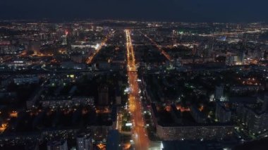 Şehir gece manzarası. Gece hayatı. Metropolis üzerinde uçuş. Şehir merkezinin manzarası. Şehir manzarası, gece aydınlığı.