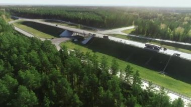 Yazın trafik kavşağı manzarası, gündüz kavşağı manzarası. Kamyonlar ve arabalar asfalt yolda gidiyor..