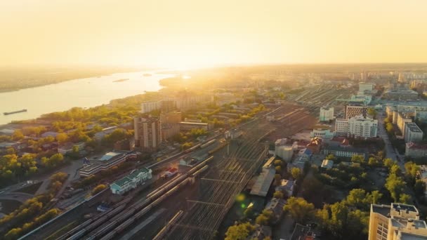 从空中俯瞰河上一座大城市美丽的落日.城里的铁路轨道。黄金时间 — 图库视频影像