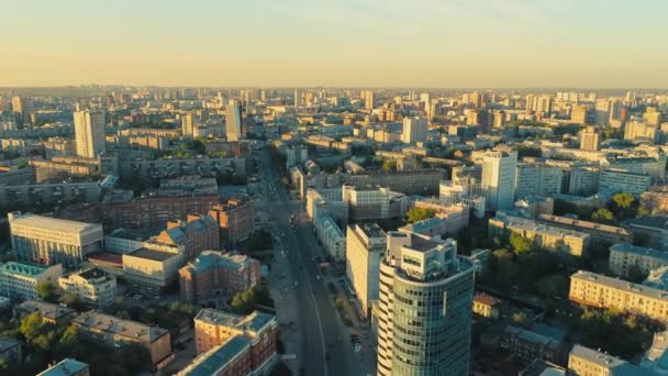 Flug aus der Luft über die Innenstadt. Großstadt im Morgengrauen. Schöne Aussicht. Goldene Stunde. Europäische Innenstadt — Stockvideo