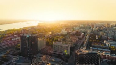 Novosibirsk, 15 Ağustos 2020. Nehirdeki büyük bir şehirde güzel bir günbatımının hava manzarası. Güzel manzara. Avrupa şehri