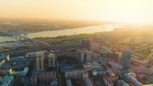 Novosibirsk，2020年8月15日。美丽的落日在河边的一座大城市里.美丽的风景。欧洲城市。空中风景，阳光闪耀 — 图库视频影像