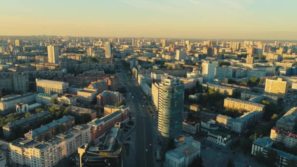 Novossibirsk, le 15 août 2020. Vol aérien au dessus du centre-ville. Grande ville à l'aube. Belle vue. L'heure dorée. Centre-ville européen. — Video