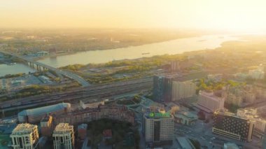 Novosibirsk, 15 Ağustos 2020. Şehrin üzerinde havadan uçuş. Şafakta büyük şehir. Güzel manzara. Altın saat. Avrupa şehir merkezi.