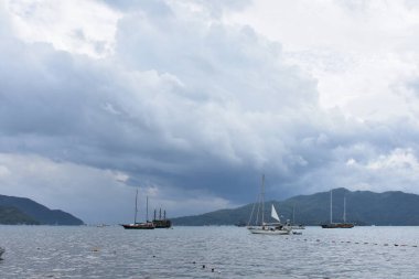 Uzak adalara bakan deniz manzarası