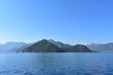 Uzak adalara bakan deniz manzarası