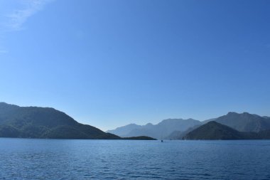 Uzak adalara bakan deniz manzarası