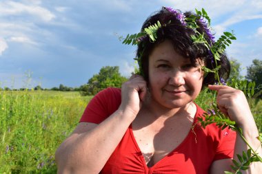 Orta yaşlı beyaz bir esmer kadının portresi.