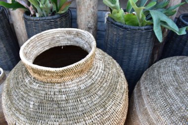 Uzaktaki adaya bakan deniz manzarası