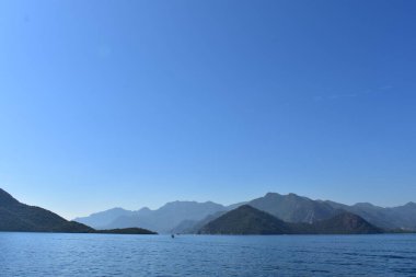 Uzaktaki adaya bakan deniz manzarası