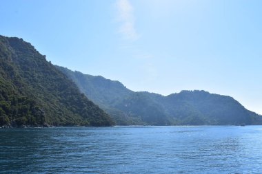 Uzaktaki adaya bakan deniz manzarası