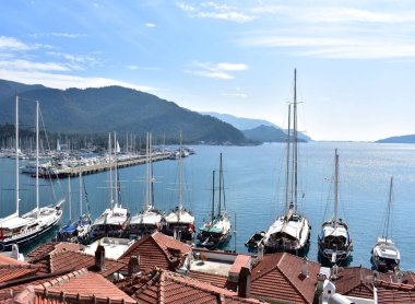 Limanda evleri ve yatları olan deniz manzarası.