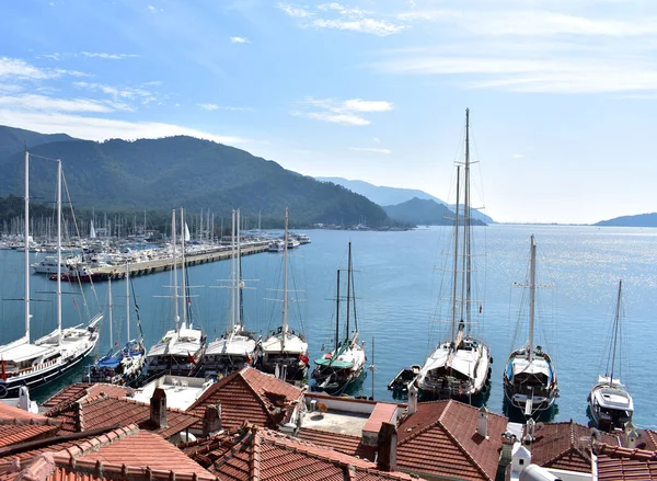 Limanda evleri ve yatları olan deniz manzarası.