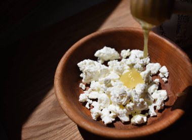 Ahşap tabakta ballı süzme peynir.