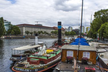 Berlin ufuk çizgisinin geniş açılı görüntüsü Alexanderplatz 'daki ünlü TV kulesi ve güzel bir alacakaranlıkta dramatik bulutlar yazın alacakaranlıkta, Berlin Mitte, Almanya' nın merkezinde