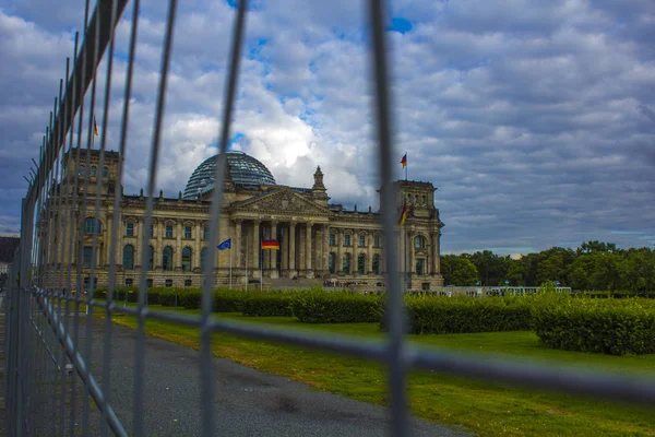 Vue grand angle sur Berlin avec une célèbre tour de télévision à Alexanderplatz et un paysage nuageux spectaculaire au crépuscule pendant l'heure bleue au crépuscule en été, au centre de Berlin Mitte, Allemagne — Photo