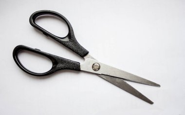 Beyaz arka plan büyük ve küçük makas