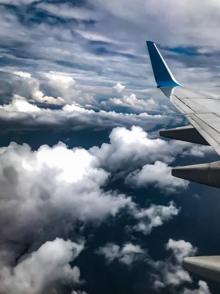 Tragfläche Eines Flugzeugs Fliegt Über Wolken — Stockfoto