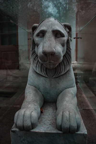 Statue Des Mannes Vor Ziegelmauer — Stockfoto