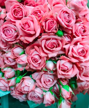 Bir buket pembe gül.