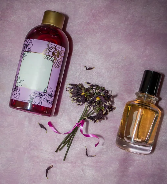 Cosmétiques Entourés Fleurs Sur Fond — Photo