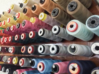 renkli iplik makaraları