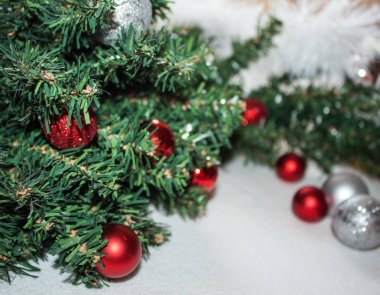 Beyaz arkaplanda Noel süslemesi