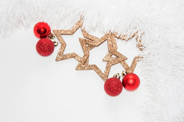 白い背景にクリスマスボールと星 — ストック写真
