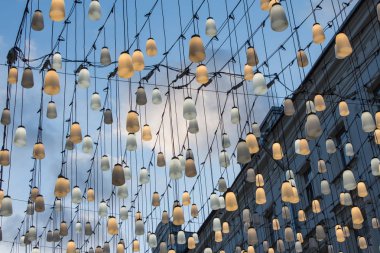 gökyüzünün yukarıda asılı ışıklar