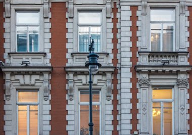 Eski bir binanın cephesi