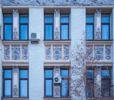 Eski bir binanın cephesi