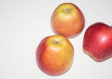 Beyaz arka plan üzerinde yaprakları ile elma